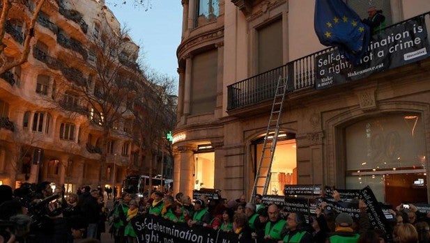 Los secesionistas ocupan la sede de la UE en Barcelona y lanzan pintura contra la Fiscalía y la consejería de Interior