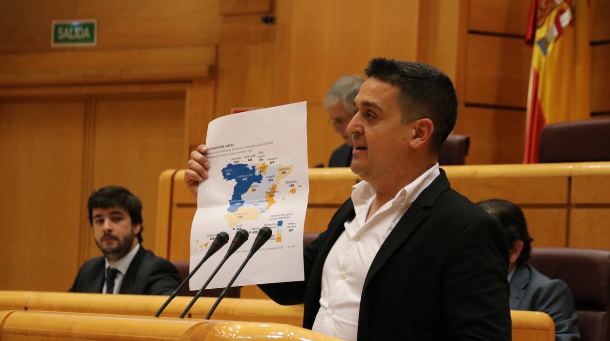 Carles Mulet mostrando un mapa con datos de financiación autonómica en el Senado