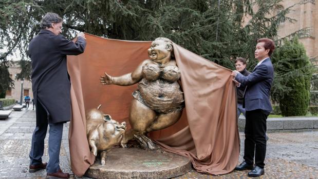 Arrancan una de las «gorditas» de Xu Hongfei y la llevan «a patadas» a una zona de copas de Salamanca