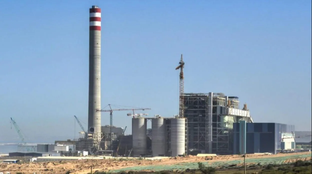 Central térmica del carbón en la costa sur de Marruecos, desde la que llega la energía a España