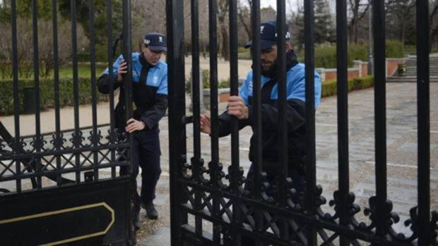 El Ayuntamiento de Madrid cierra El Retiro por fuertes rachas de viento