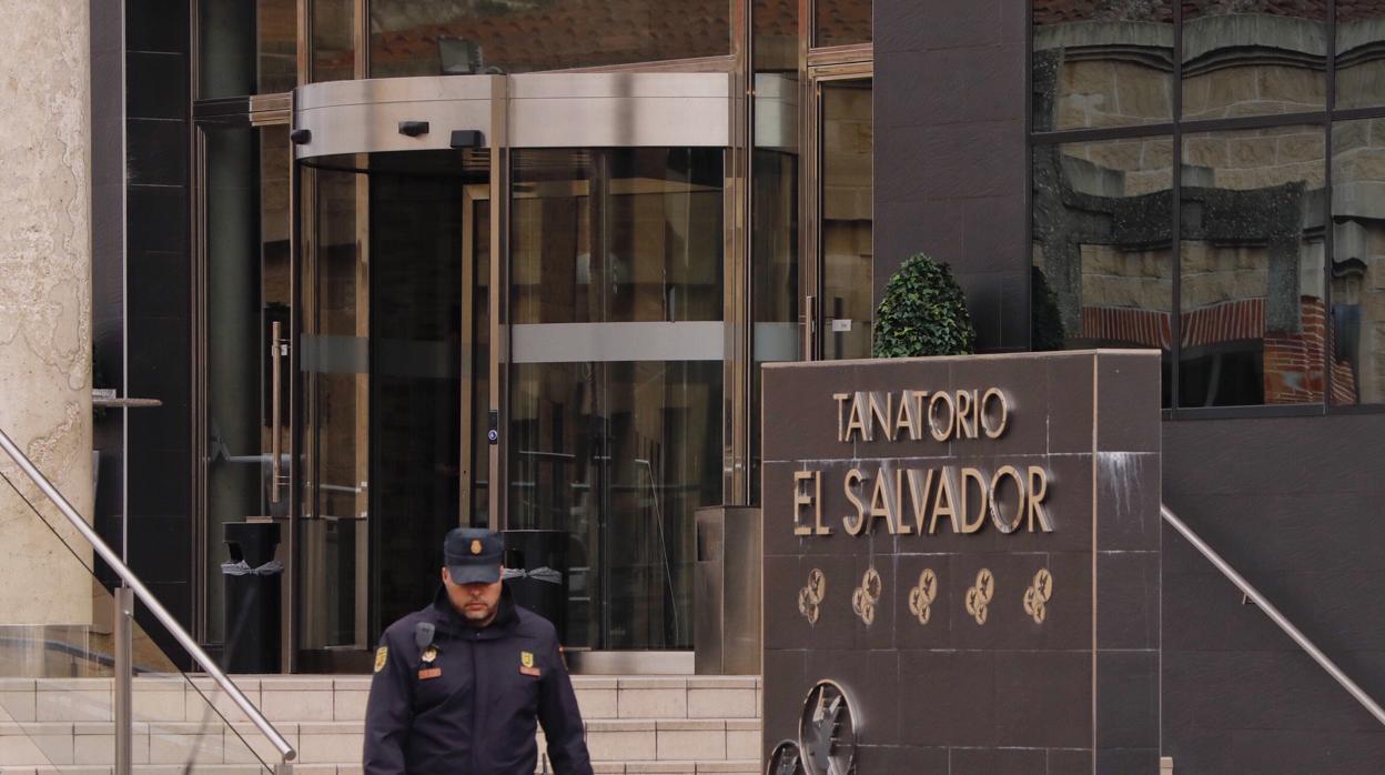 Efectivos de la Policía Nacional registraron las diferentes sedes del tanatorio durante todo el día de ayer