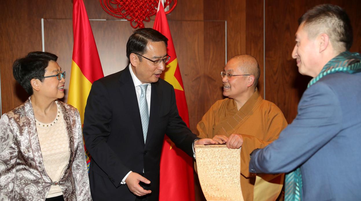 El embajador de China, Lyu Fan, y su esposa en la recepción de la fiesta de la Primavera China, el viernes