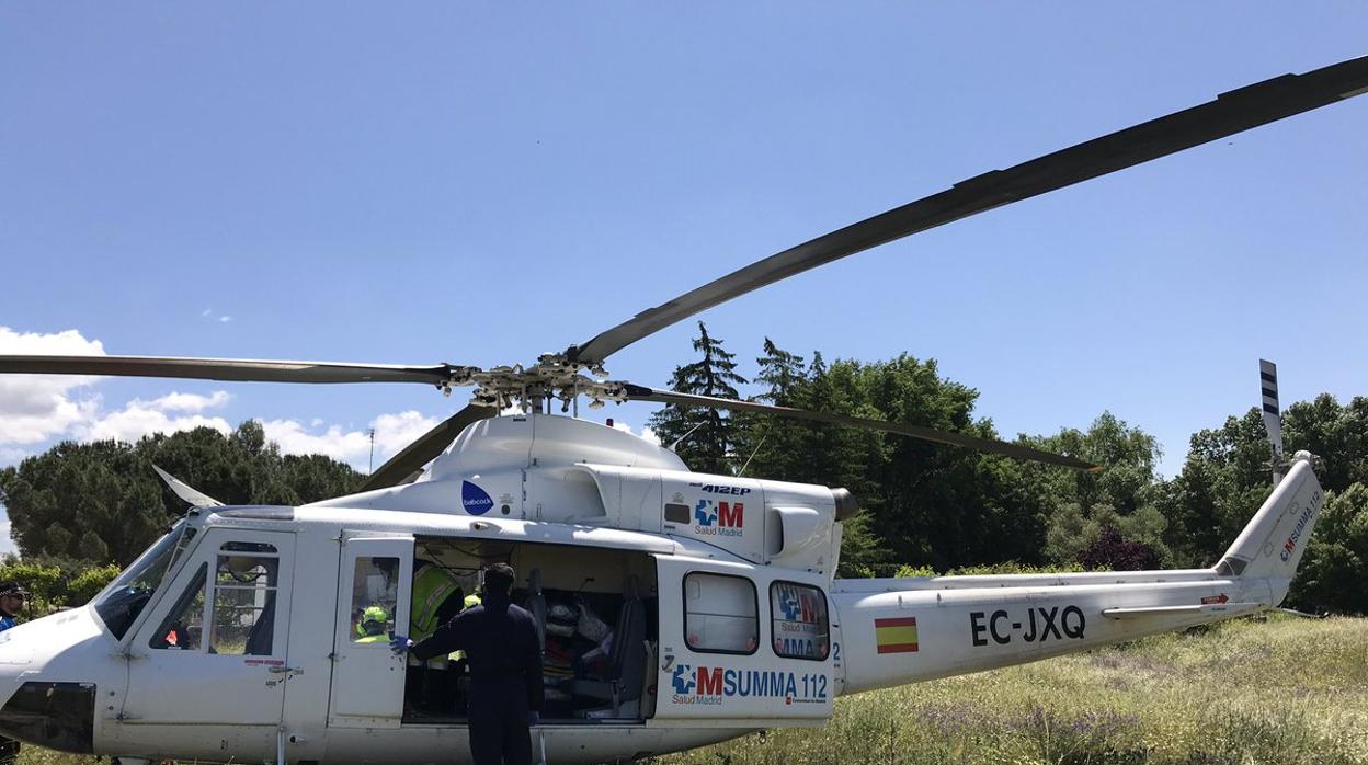 Helicóptero donde ha sido trasladado el joven tras la caída