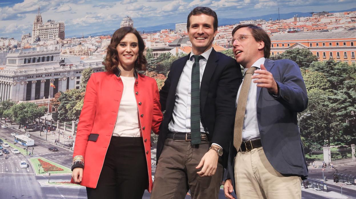 El presidente del PP, Pablo Casado, junto a los candidatos a la Comunidad de Madrid y al Ayuntamiento
