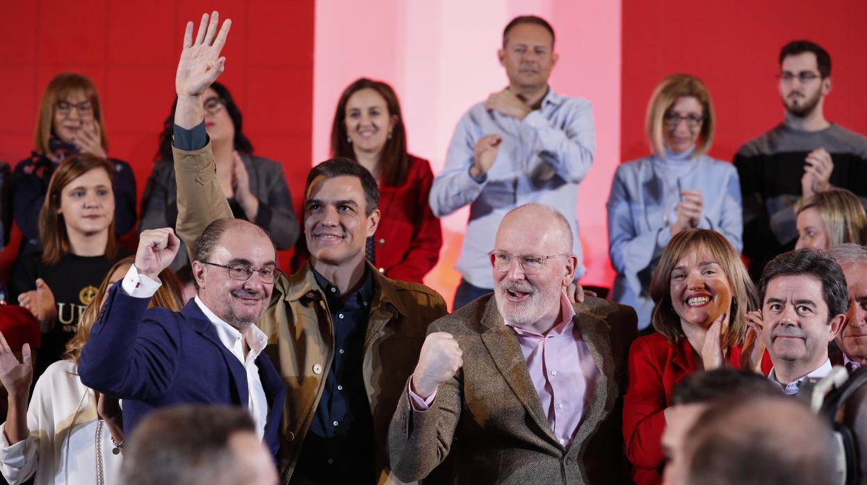Sánchez rodeado de socialistas en un acto en Zaragoza el pasado sábado
