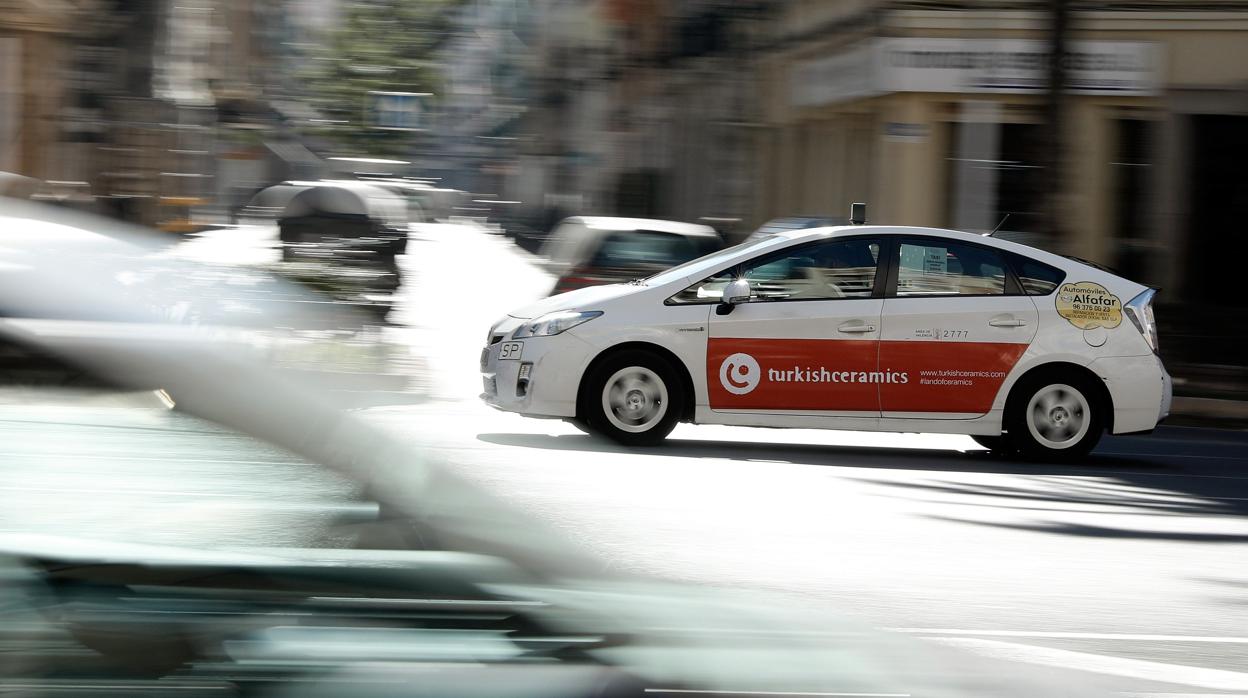 Un taxi circula por las calles de Valencia en la mañana en el que la Conselleria de Obras Públicas celebra reuniones con los representantes del sector del taxi y de los VTC para informarles de la propuesta de decreto regulador sobre estos servicios