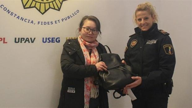 Entrega a la Policía un bolso que encontró con 1.300 euros que se iban a enviar para el Año Nuevo chino