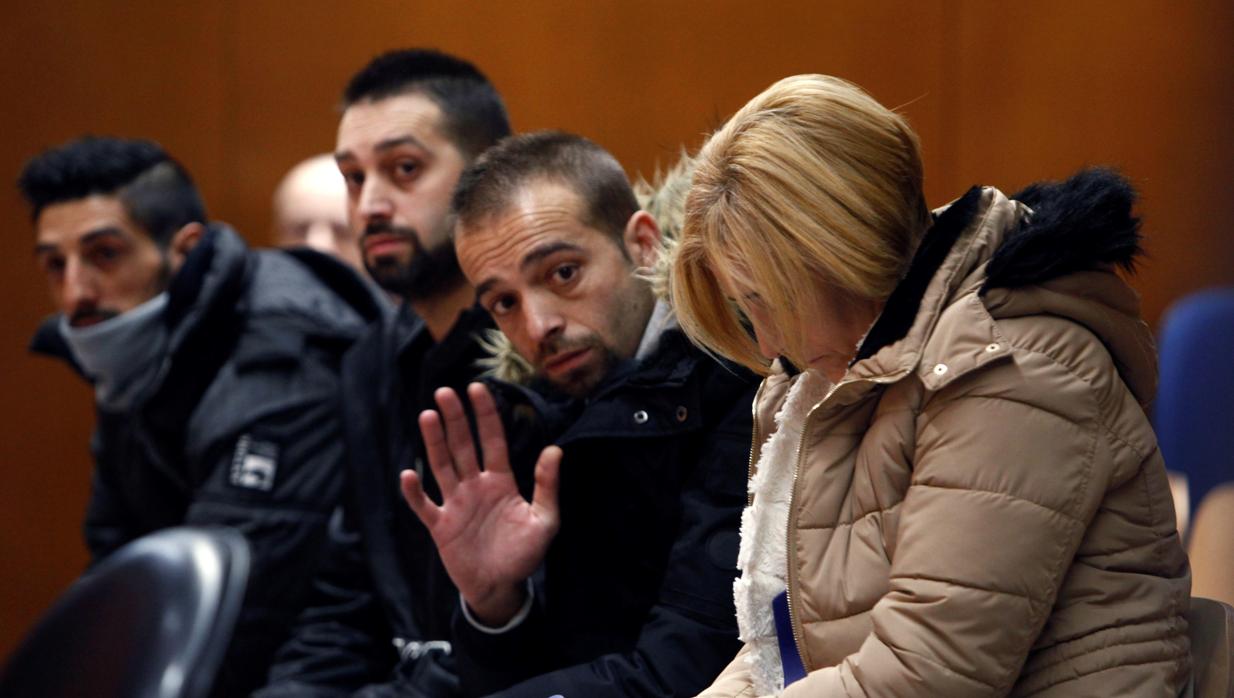 La principal acusada y los tres supuestos sicarios, en el banquillo durante la primera jornada del juicio en la Audiencia Provincial de La Coruña