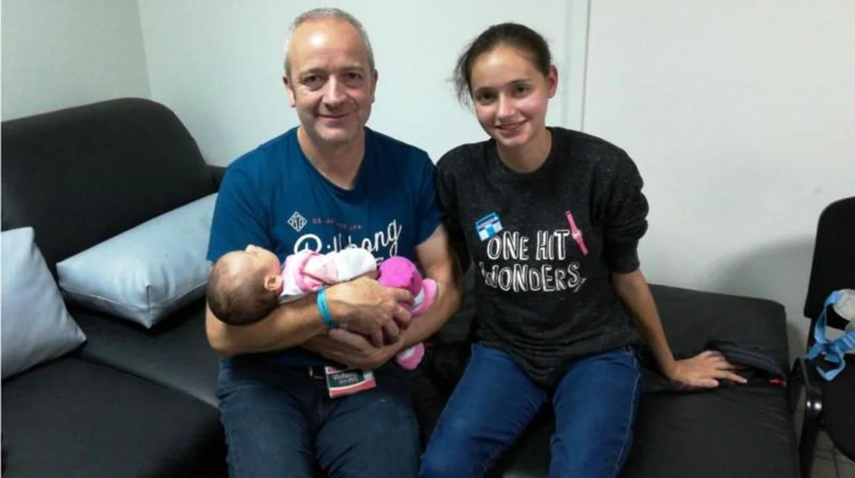 Patricia Aguilar con su padre, Alberto, y su bebé, tras ser liberada en Perú