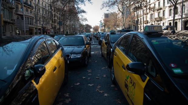 Los taxis de Barcelona promoverán una tarifa cerrada vía «app» como los VTC