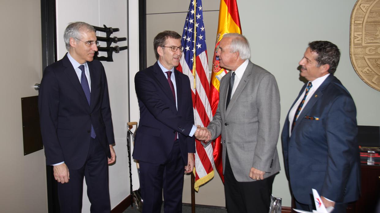 El presidente de la Xunta, Alberto Núñez Feijóo, junto al alcalde de Miami-Dade, Carlos A. Giménez