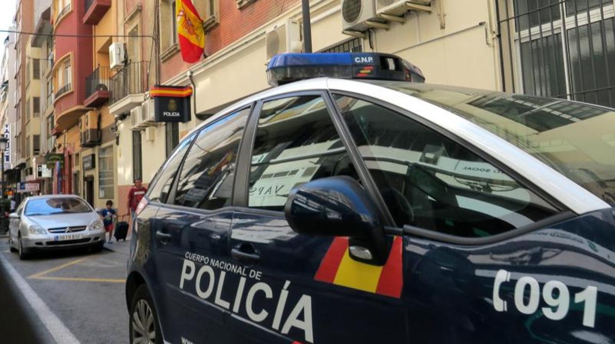 Un coche patrulla junto a dependencias policiales en Alicante