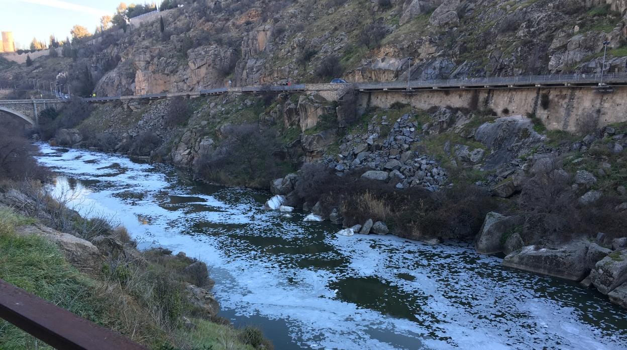 El río Tajo, a su paso por Toledo, la semana pasada cubierto de espuma