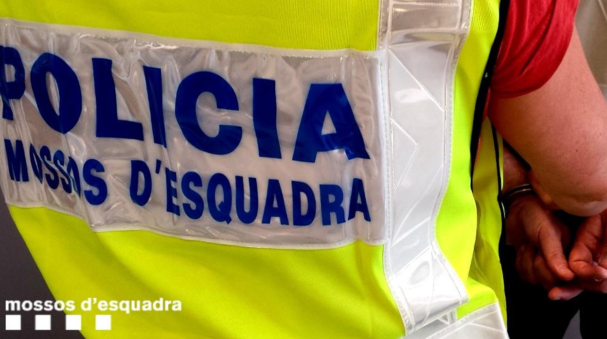 Un agente de los Mossos d'Esquadra practicando una detención, en una foto de archivo