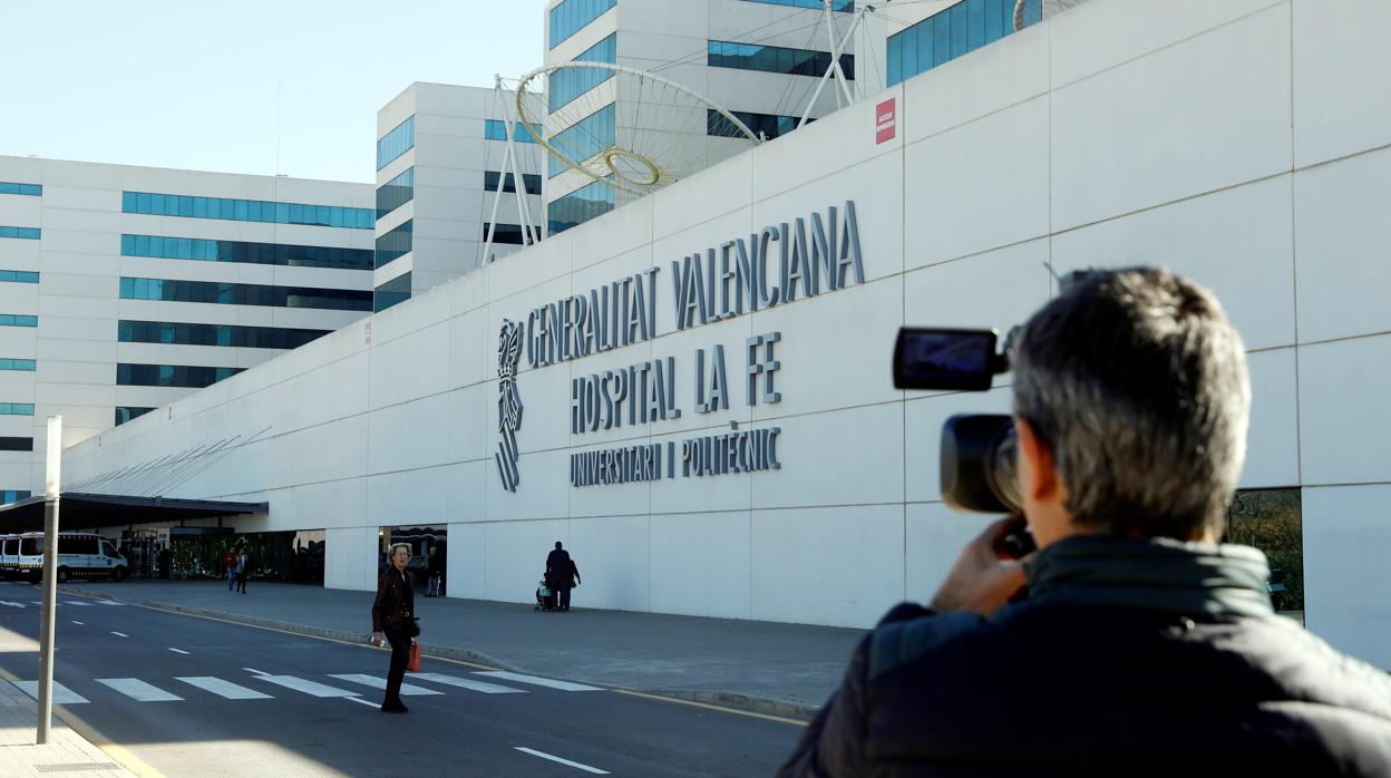 Un periodista toma imágenes del exterior del hospital La Fe, donde se encuentra ingresado Zaplana