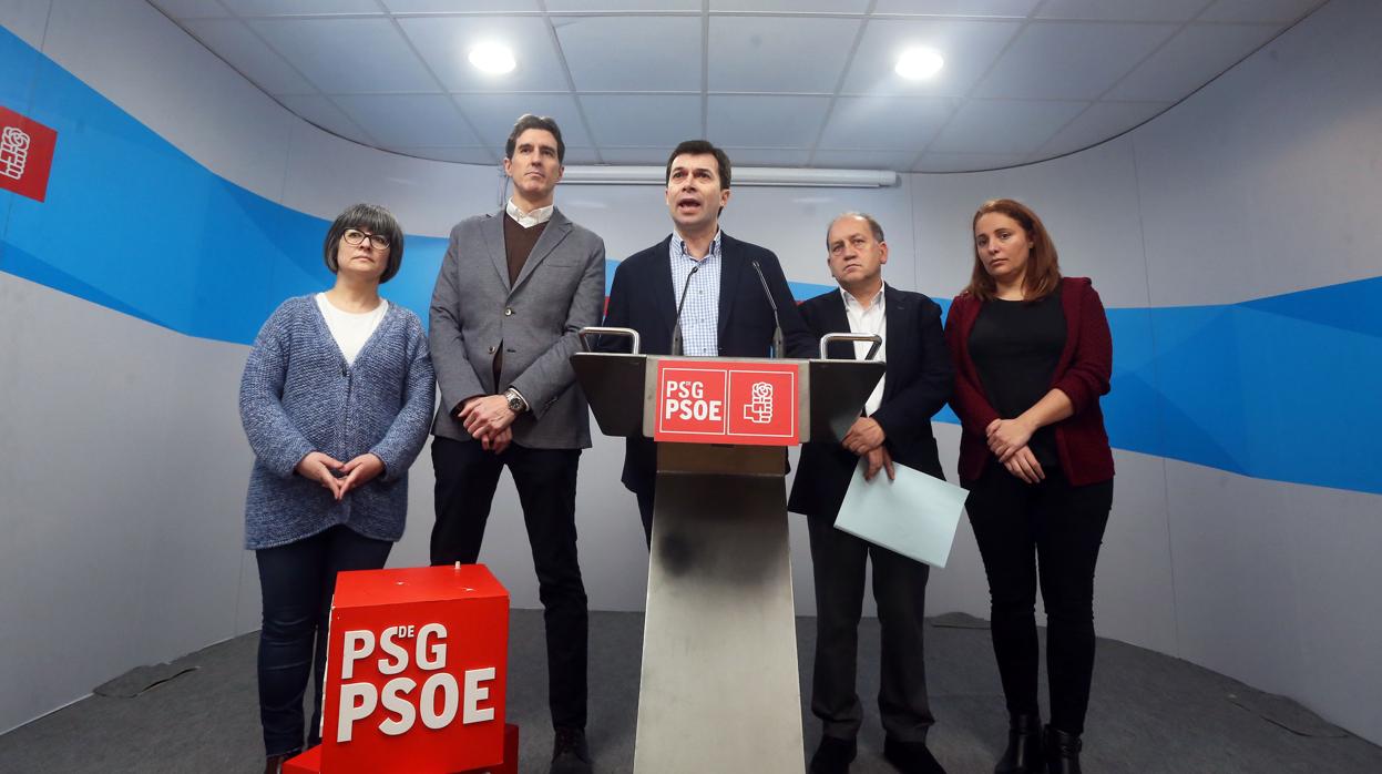 Gonzalo Caballero junto a otros cargos orgánicos e institucionales del partido