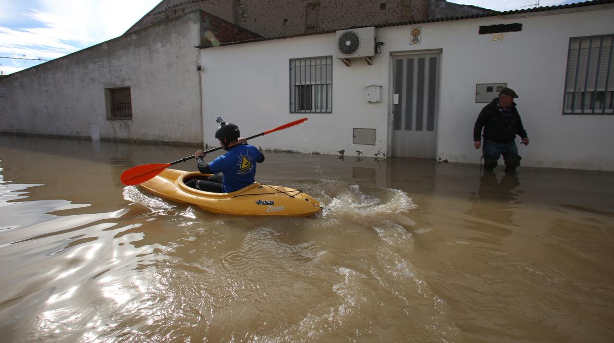 Un lugareño, en canoa por las calles de Novillas (Zaragoza) durante las inundaciones del Ebro de 2015