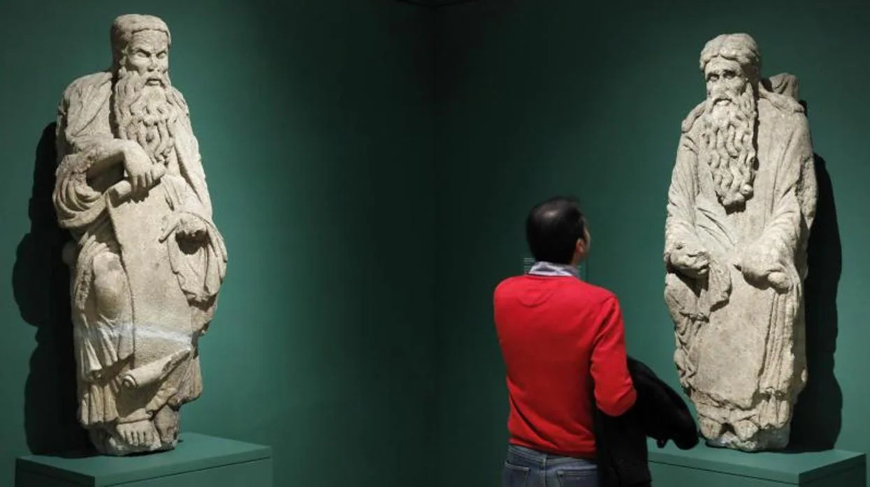 Las estatuas de Isaac y Abraham, durante la exposición dedicada al Maestro Mateo en el Museo del Prado