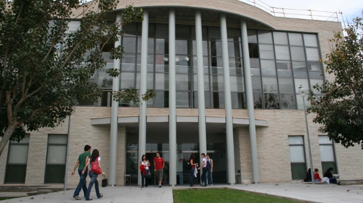 Entrada a la Facultad de Medicina de la Universidad Miguel Hernández