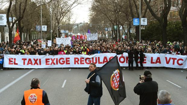 Los taxistas vuelven a manifestarse para mostrar que van a seguir con «la lucha frente a la privatización»