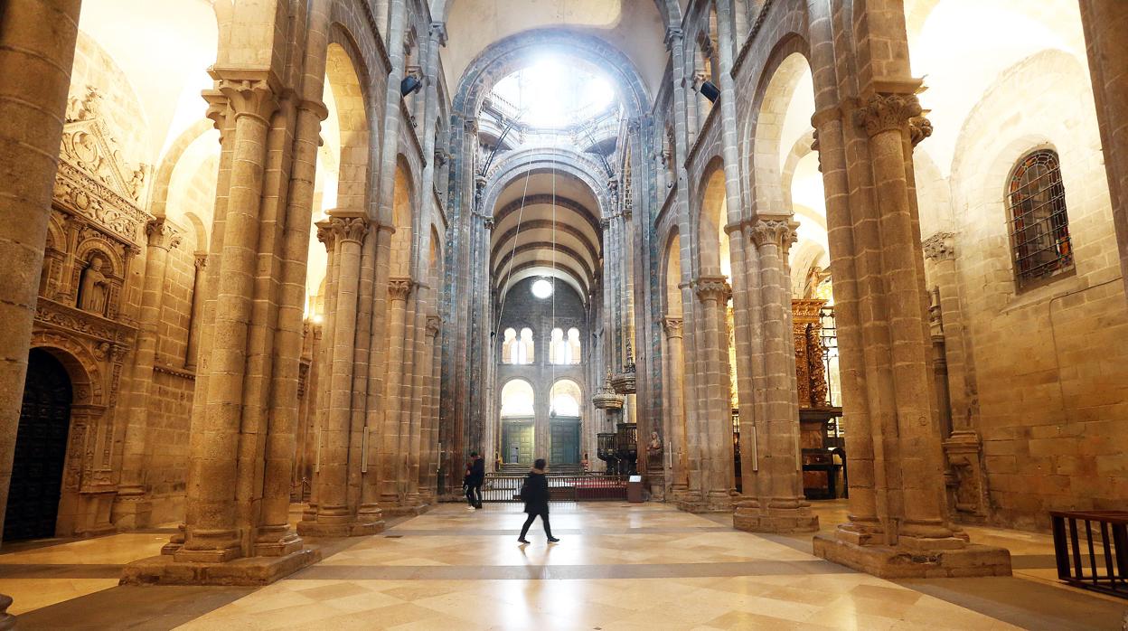 Interior de la Catedral de Santiago tras la retirada del mobiliario para acometer las obras de restauración