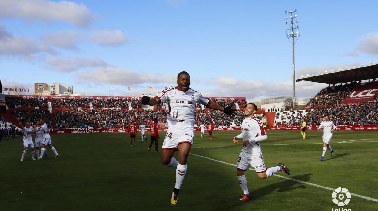 El francés Bela, pichichi del Albacete con nueve goles, celebra el primer tanto del partido