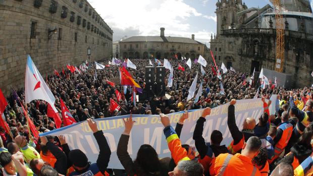 Miles de personas se manifiestan en Santiago en defensa de la sanidad pública