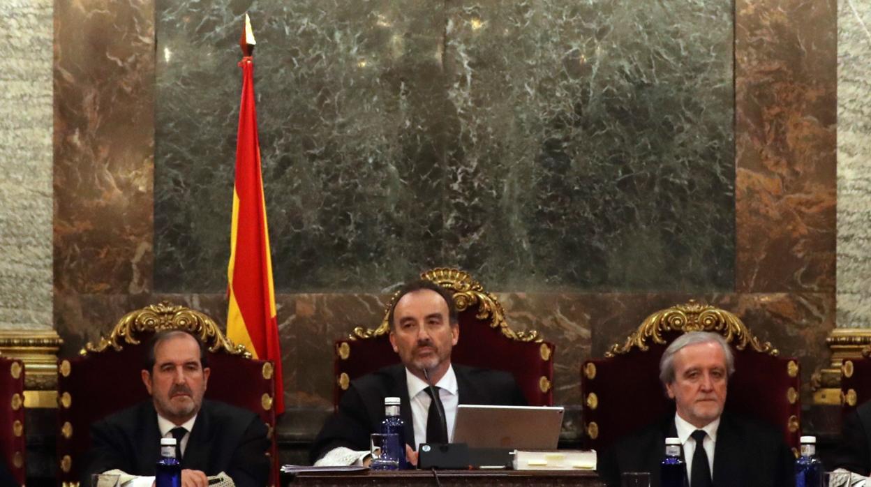 Tres jueces de los siete magistrados del tribunal del «procés», con el presidente Marchena en medio