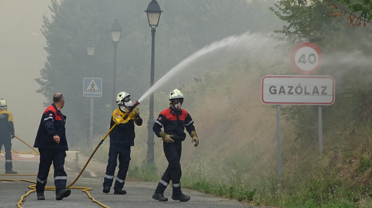 Bomberos durante un incendio en Gazólaz, en agosto de 2017