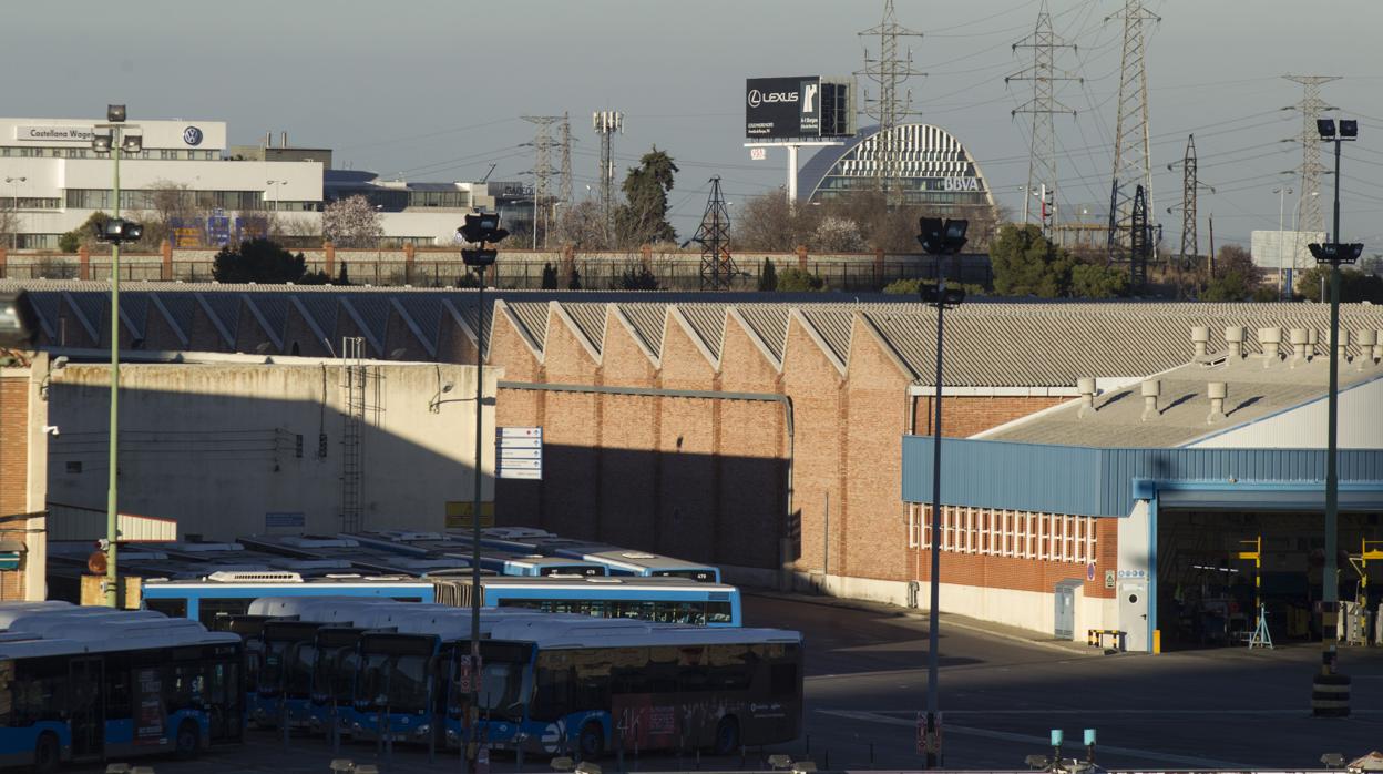 Autobuses aparcados junto a las naves de las cocheras de la EMT en Fuencarral