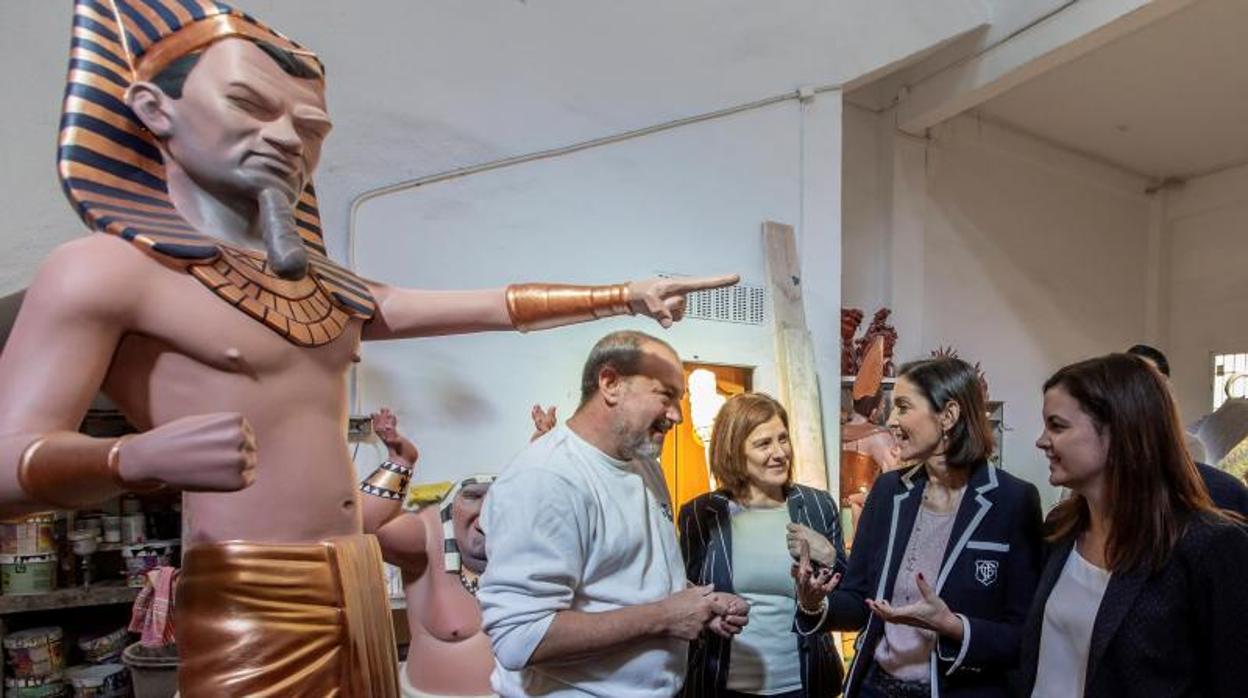 La concejal Sandra Gómez con la ministra Reyes Maroto en una visita al taller de un artista fallero, la semana pasada