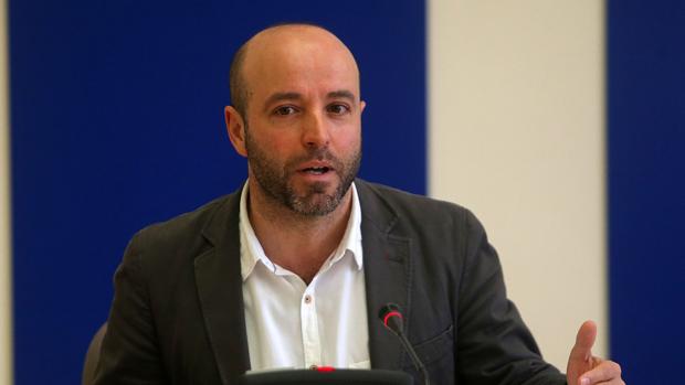 La oposición afila sus ataques contra Feijóo por acudir a Colón