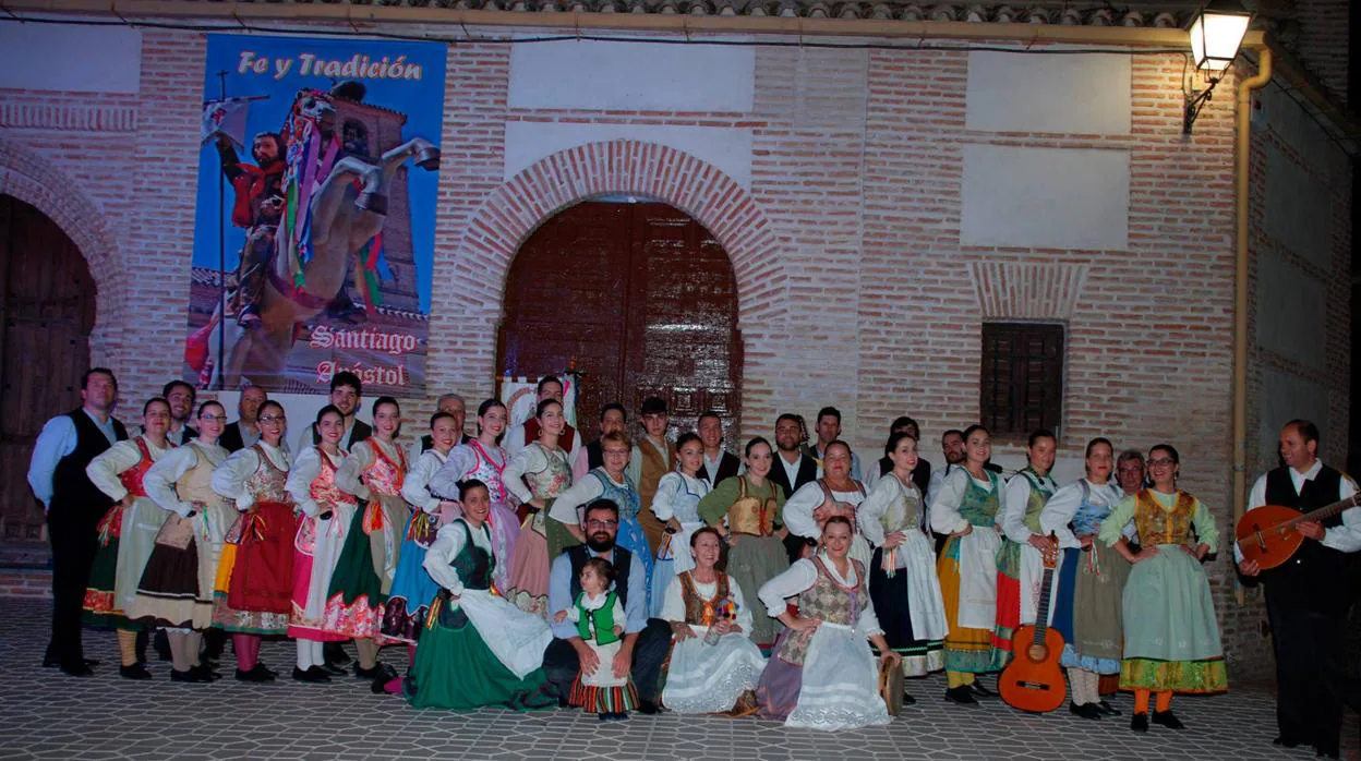 Integrantes de «Aires de Ronda» durante el Festival Nacional de Folclore que celebran en El Carpio en julio