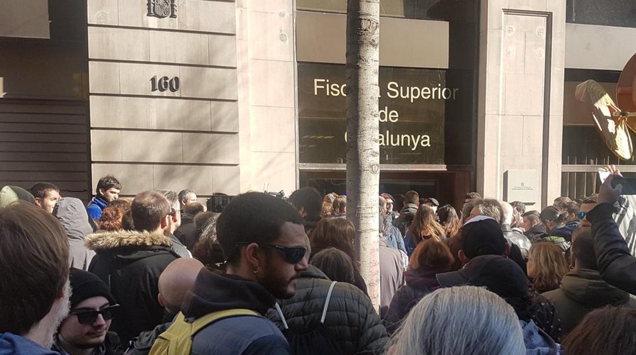 Manifestación ante la Fiscalía en Catalunya