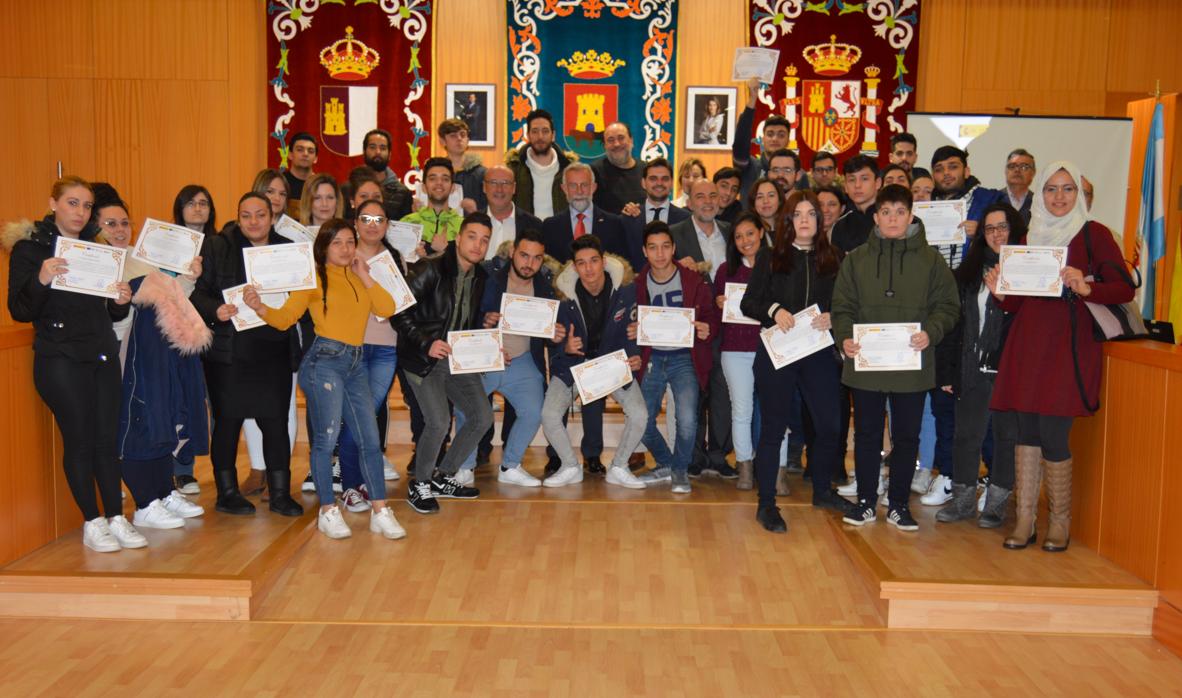 El alcalde de Talavera durante la entrega de los diplomas a los participantes en el programa