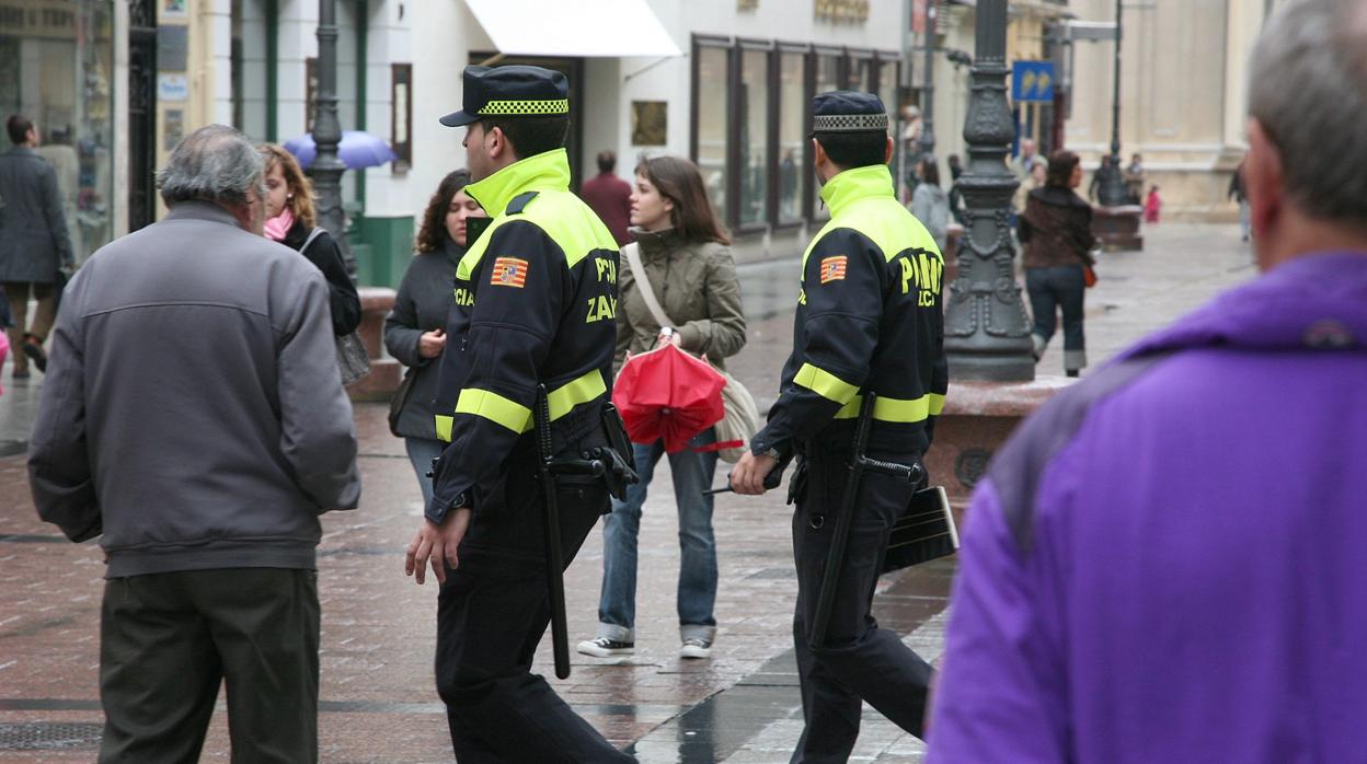 Dos policías locales, patrullando a pie por el centro de Zaragoza