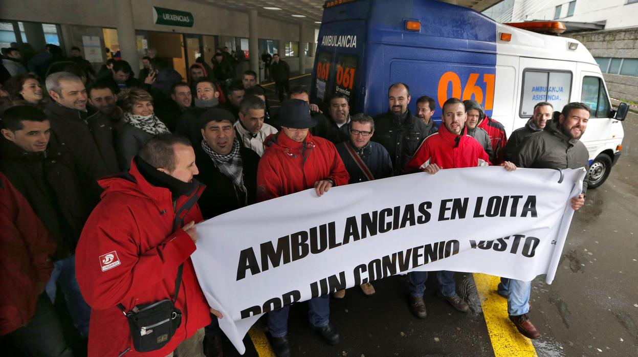 Concentración de los trabajadores de las ambulancias este miércoles en el hospital Clínico de Santiago