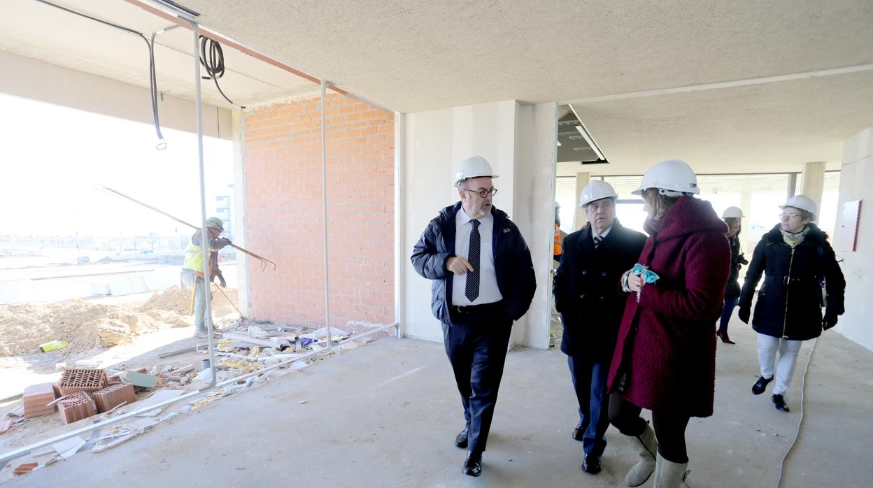 El consejero de Educación de la Junta, Fernando Rey, visita las obras de construcción del instituto de Enseñanza Secundaria de Arroyo de la Encomienda (Valladolid)