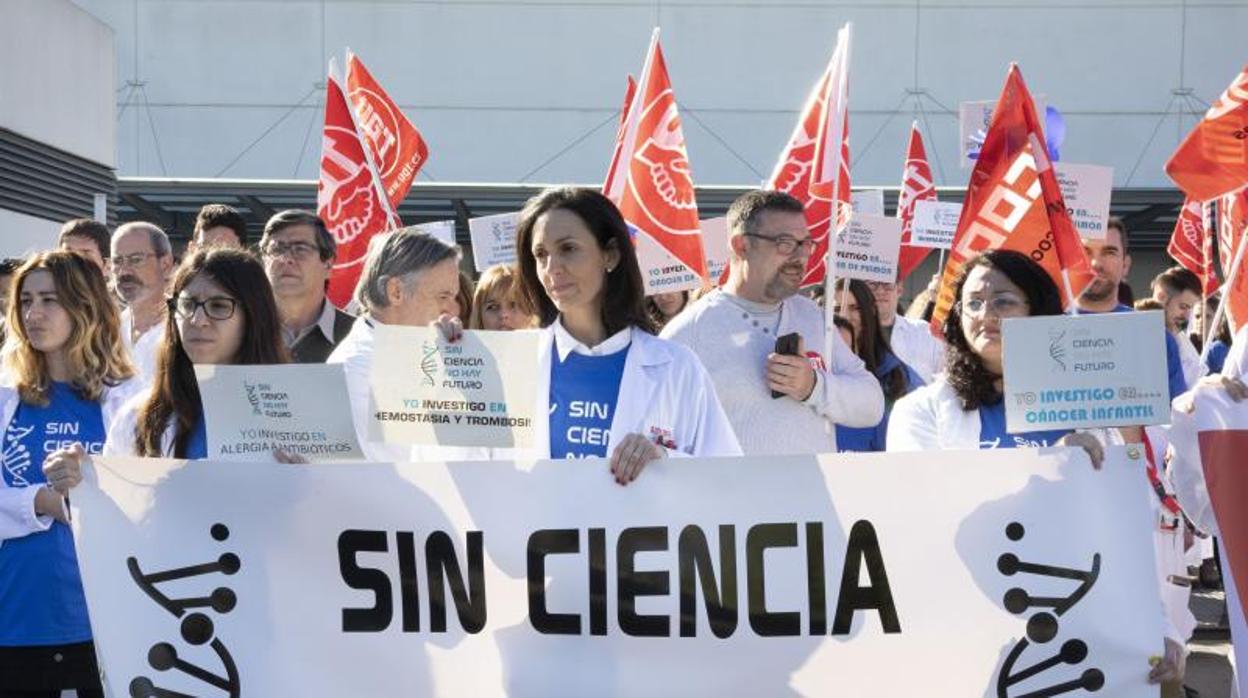 Silvia Navarro (centro), junto a otras compañeras investigadoras en la protesta por los despidos y la precariedad en Valencia