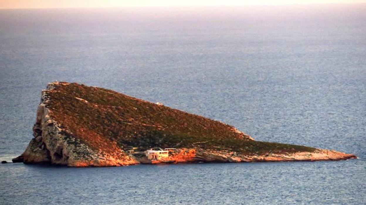 La isla de Benidorm, con el restaurante junto al mar en un edificio municipal