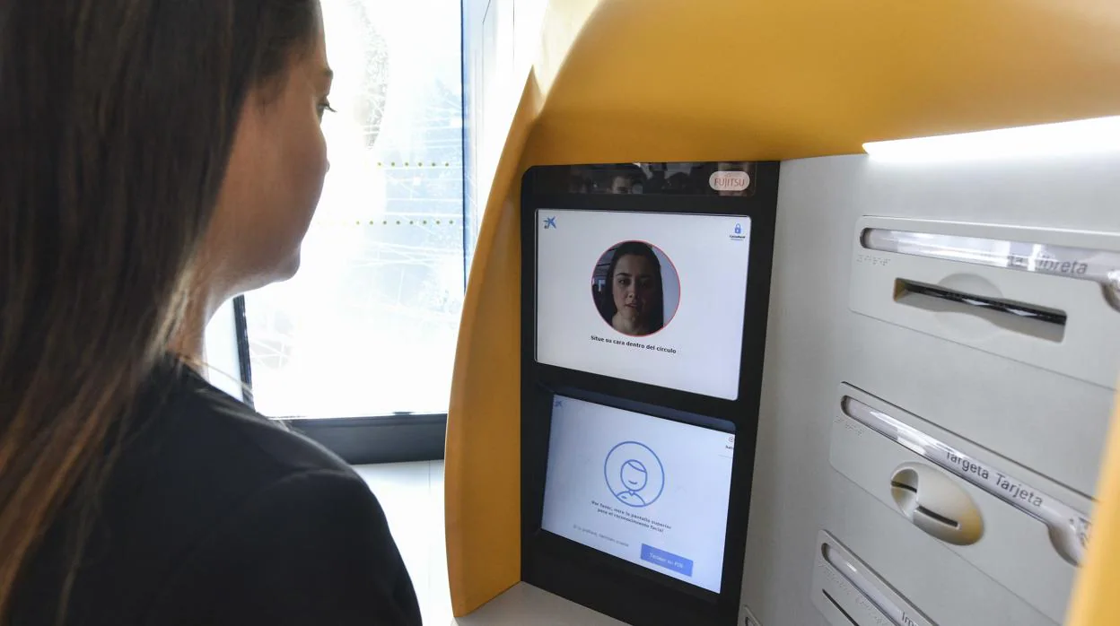 Una clienta utiliza un cajero con la nueva tecnología de reconocimiento facial