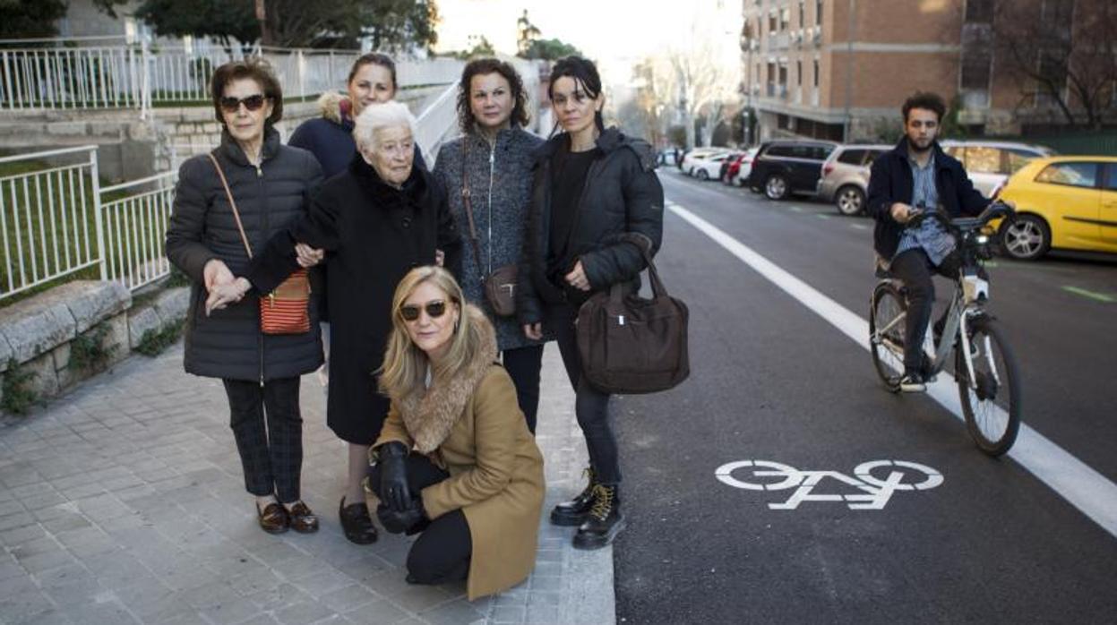 Varias vecinas en contra del carril posan junto a la obra