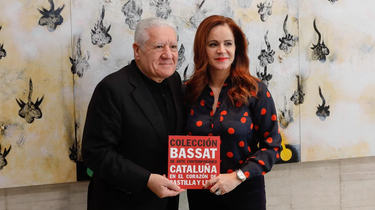 La presidenta de las Cortes de Castilla y León, Silvia Clemente, junto al publicista catalan Luis Bassat