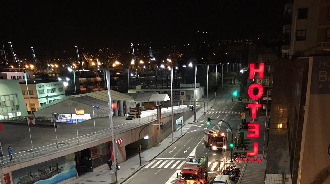 Imagen de los bomberos llegando el hotel vigués