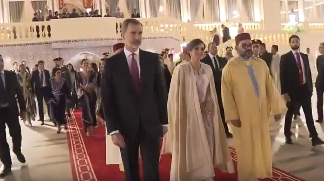 Doña Letizia abandona el Palacio Real de Rabat con la capa del Rey Mohamed VI