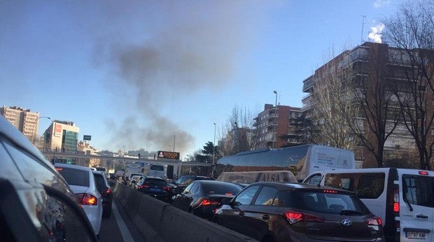 El incendio de un vehículo causa graves retenciones en la A-2