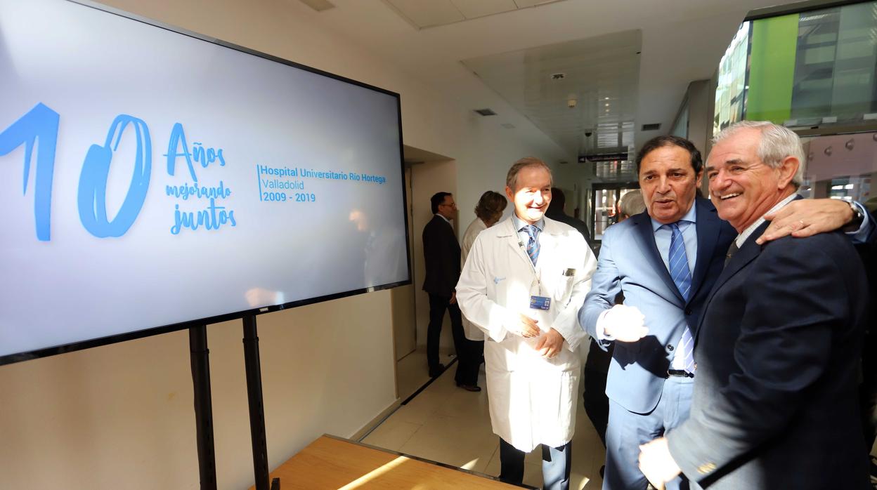 Sáez y el exconsejero Guisasola, durante la celebración del décimo aniversario del Hospital Rio Hortega de Valladolid