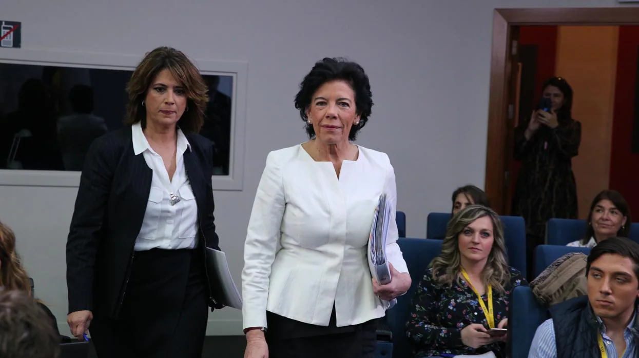 Dolores Delgado e Isabel Celaá llegan a la rueda de prensa posterior al Consejo de Ministros
