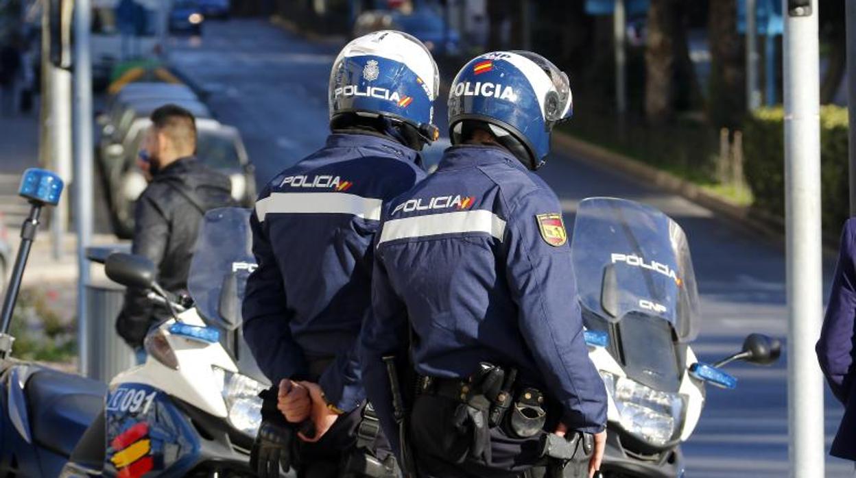 Dos agentes de la Policía Nacional